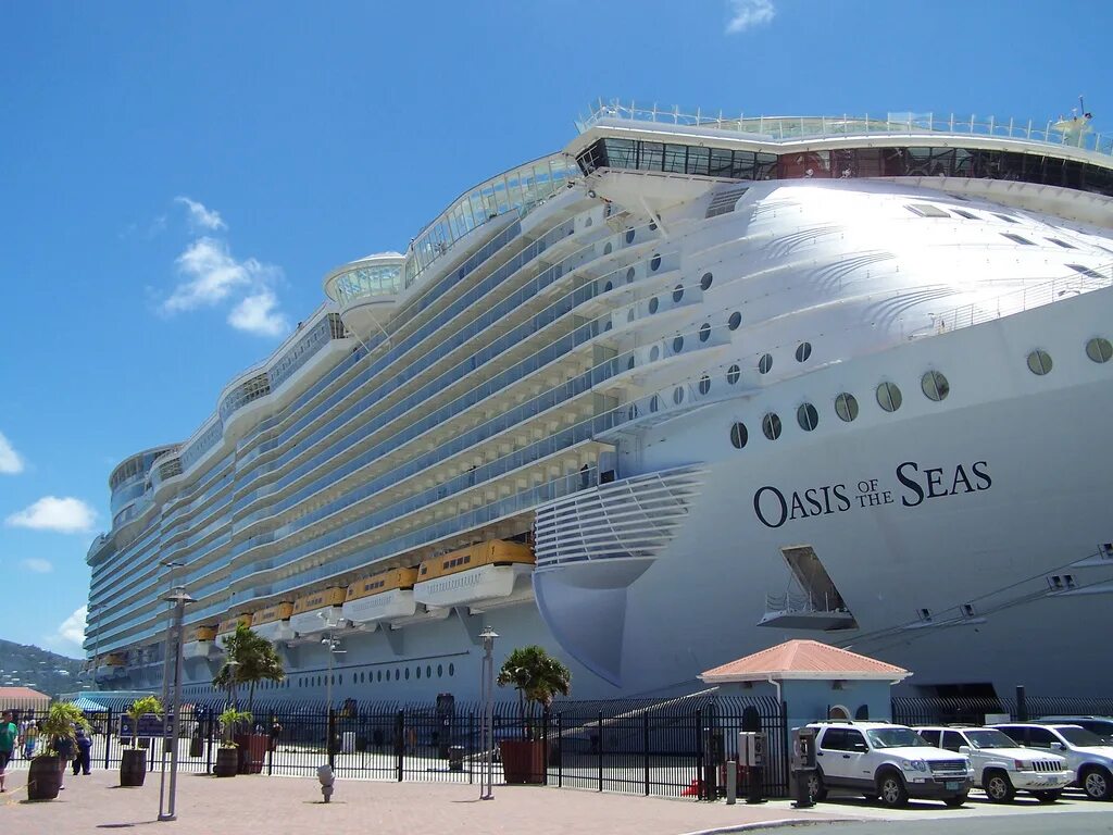 Самые большие пассажирские. Оазис морей круизный лайнер. Oasis of the Seas круизный лайнер. Самый большой в мире круизный лайнер Oasis of the Seas. Самый большой корабль Оазис морей.