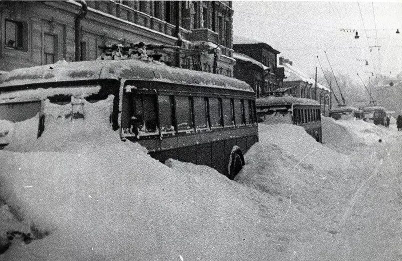 Московский проспект ленинграда в 1942 году. Блокадный трамвай ленинграда. Ленинград зима 1942. Сенная площадь ленинград блокада. Блокадный ленинград зима 1942.