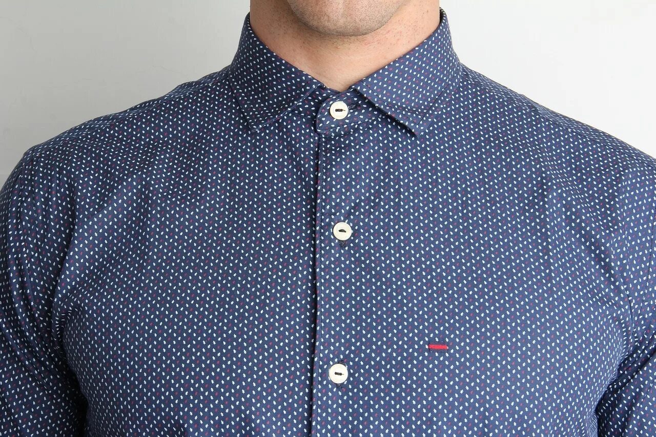 Рубашка торчит. Сорочка мужская he 00623313 hugo boss. рубашка hugo boss. пуговицы на рубашке. воротник рубашки.