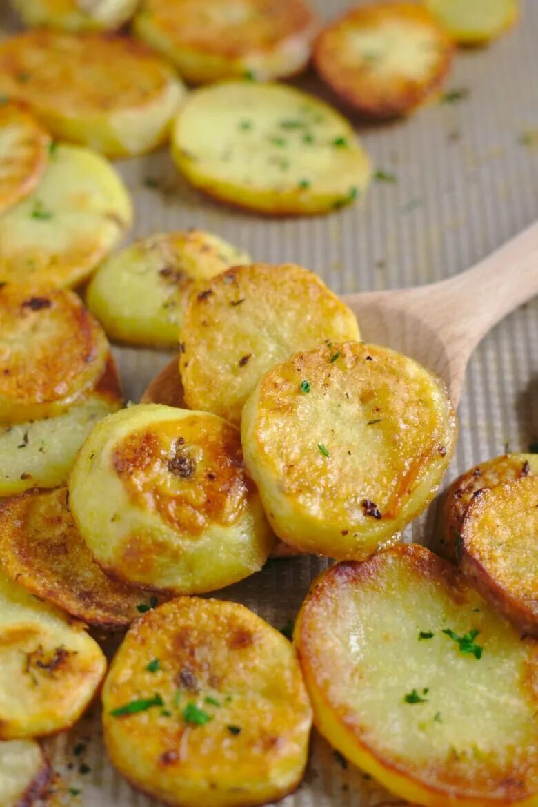 Рецепт запеченного картофеля дольками. Картофель дольками в духовке. картофель запеченный ломтиками. запеченный картофель кусочками в духовке. печёная картошка в духовке дольками.