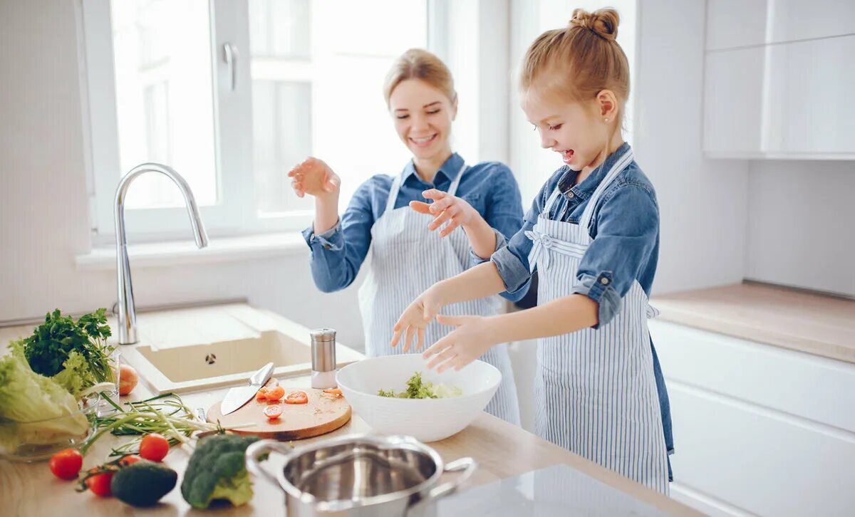 Кухня для детей. Готовка на кухне. Фотосессия на кухне. Готовка с детьми. The dishes now