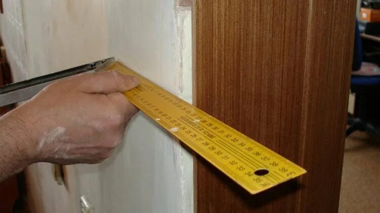 Как отпилить добор. Доборы на межкомнатные двери. доборная планка для дверей. монтаж дверей с доборами. планки для установки двери.