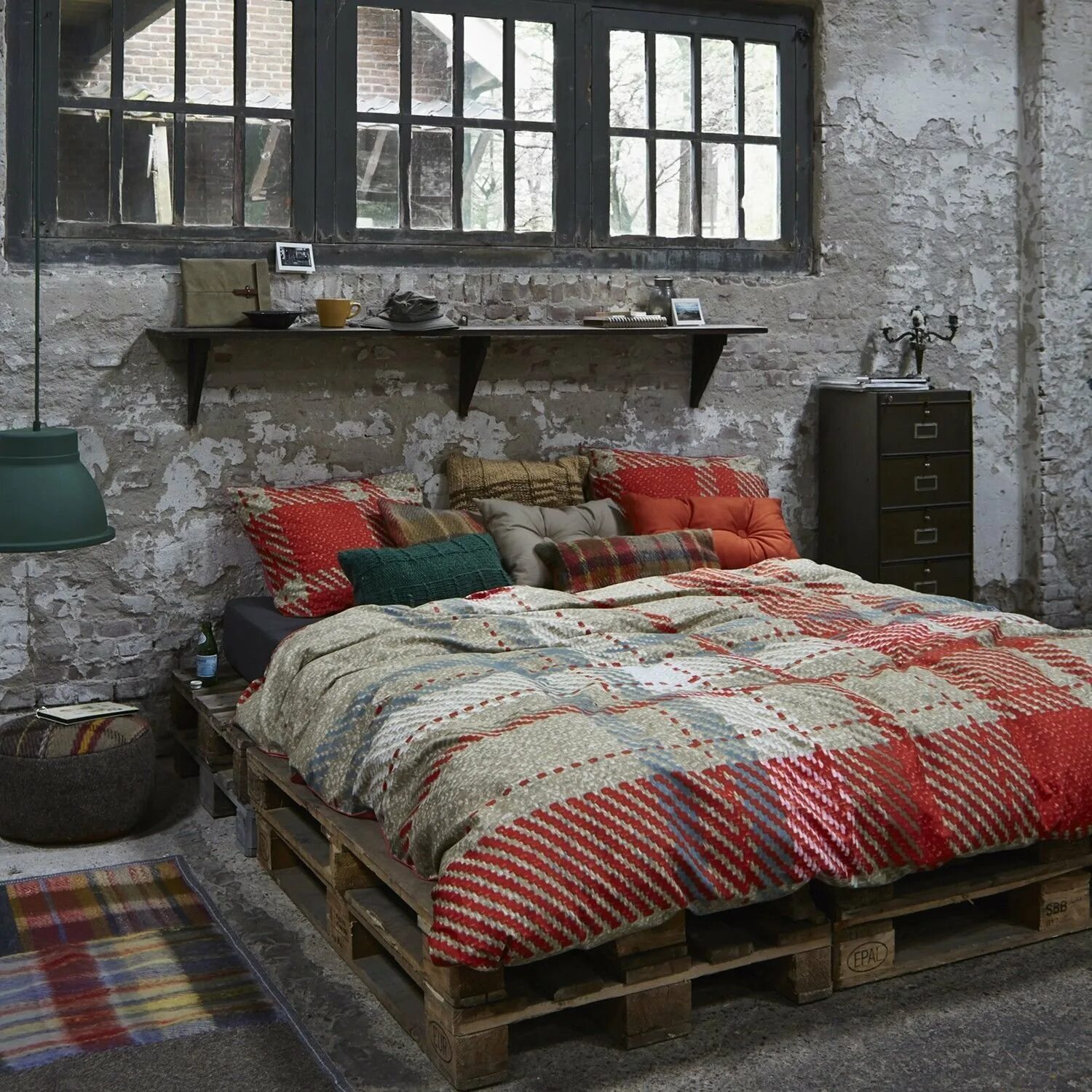 Спальня в стиле лофт кровать из поддонов. Кровать из палет в стиле лофт. Кровать из европаллетов в лофт стиле. Кровать из европоддонов в стиле loft. Мебель из европаллетов кровать.