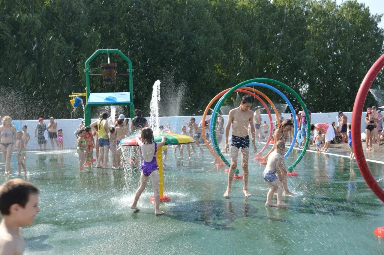 открытый бассейн азнакаево. азнакаево аквапарк. азнакаево пляж. бассейн азнакаево открытый 2021. азнакаево пляж бассейн.