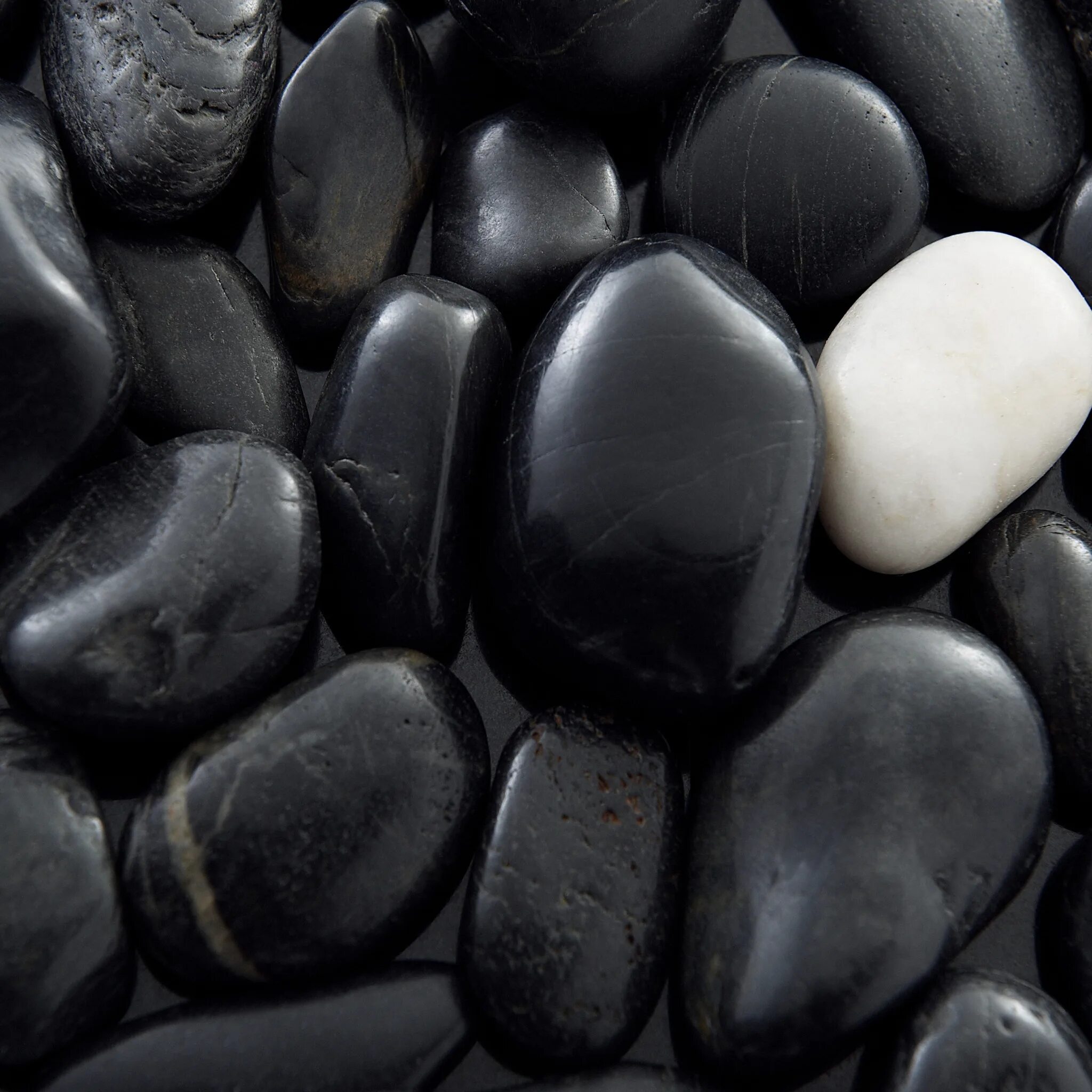 Черная галька. Красивые черные камни. Темный камень. Черная галька глянцевая.