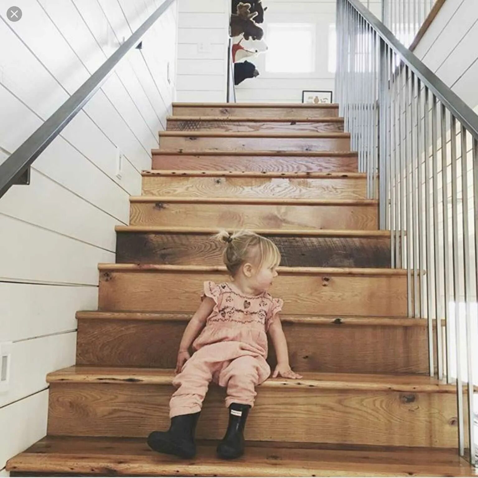 Человек на ступенях. Человек на карьерной лестнице. Человек на лестнице. Детские ступеньки. Лестница.