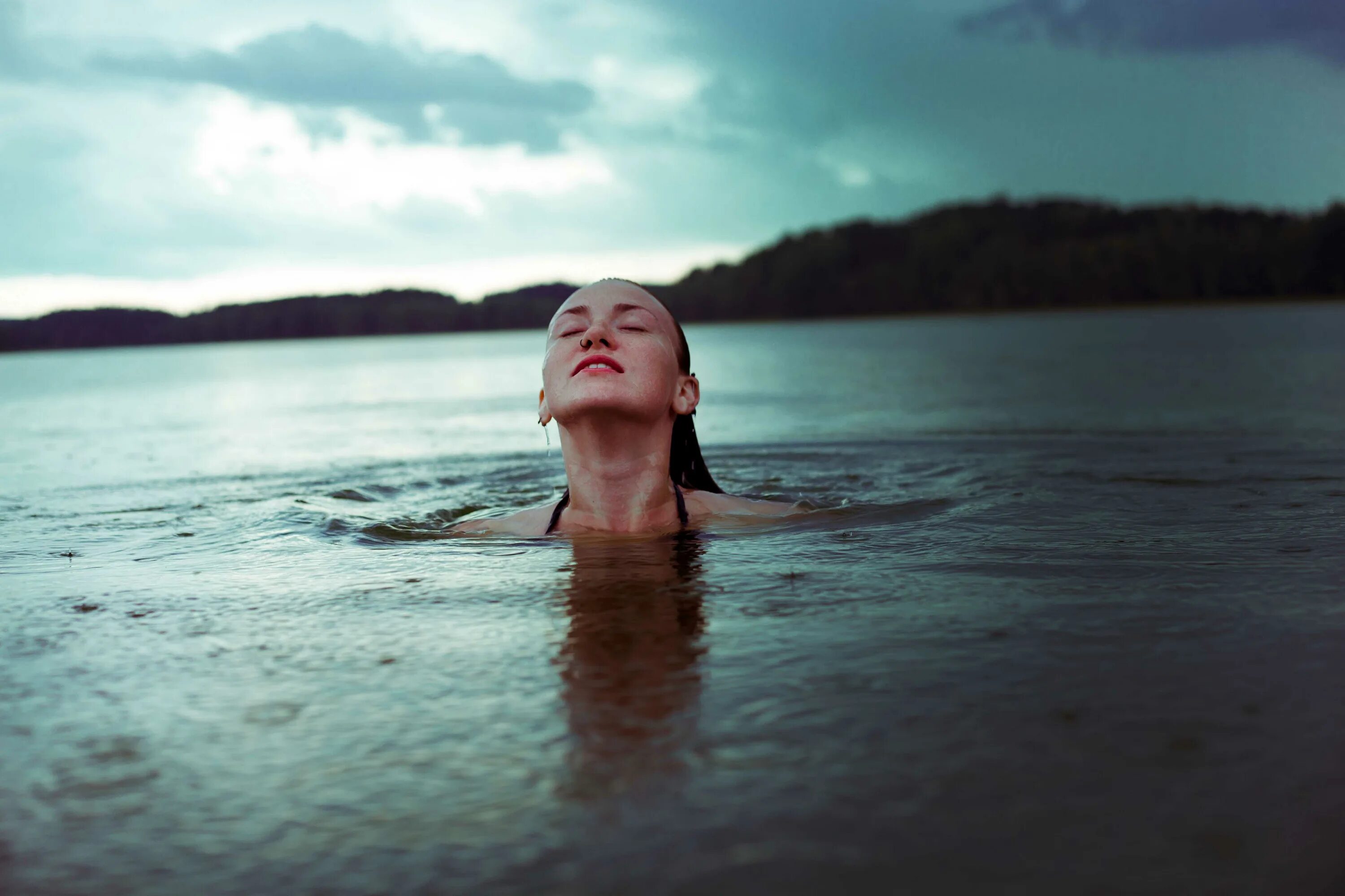 В воде ныряет в реку. Девушки на озере. Девушки купаются в озере. Фотосессия в воде. Фотосессия на озере.