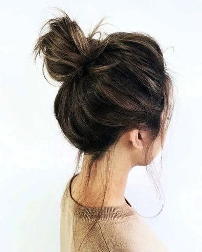 Гульку на голове средние волосы сделать. Прическа пучок. Красивый пучок на голове. Объемный пучок на голове. Прическа с дулькой.