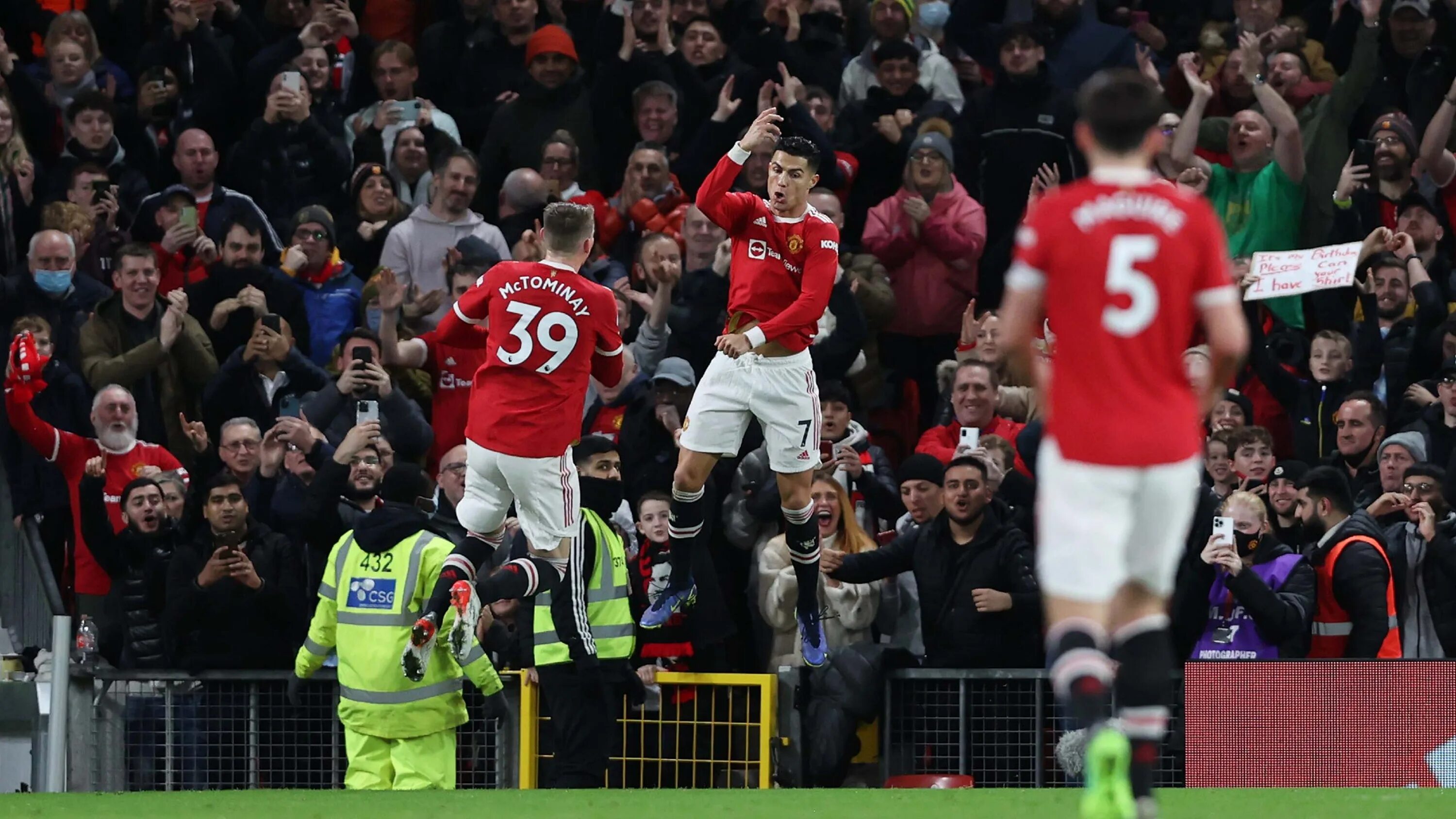 Английская премьер лига прямой эфир. Manchester United Aston Villa Ronaldo. Матч Дэй Манчестер Юнайтед. Рэдклифф Манчестер Юнайтед.