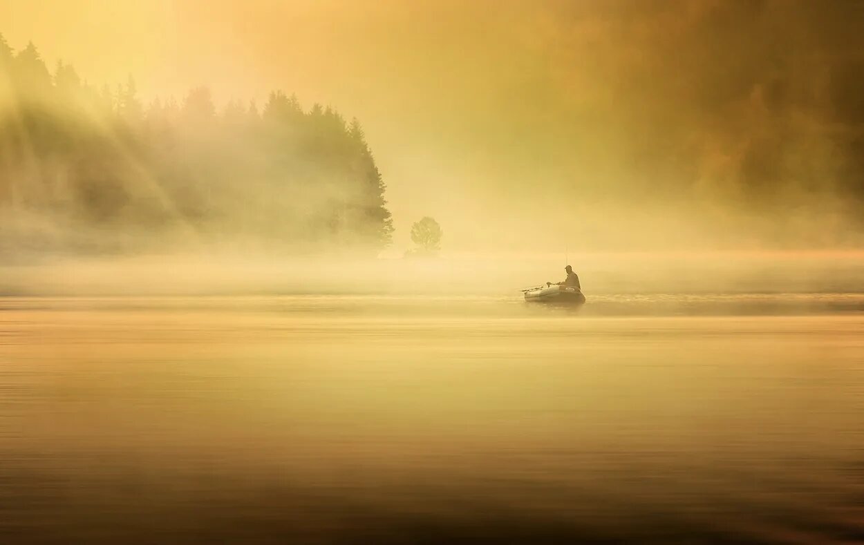Вдали плывет. Лодка в тумане. Одинокая лодка. Одинокая лодка в тумане. Лодка в тумане живопись.