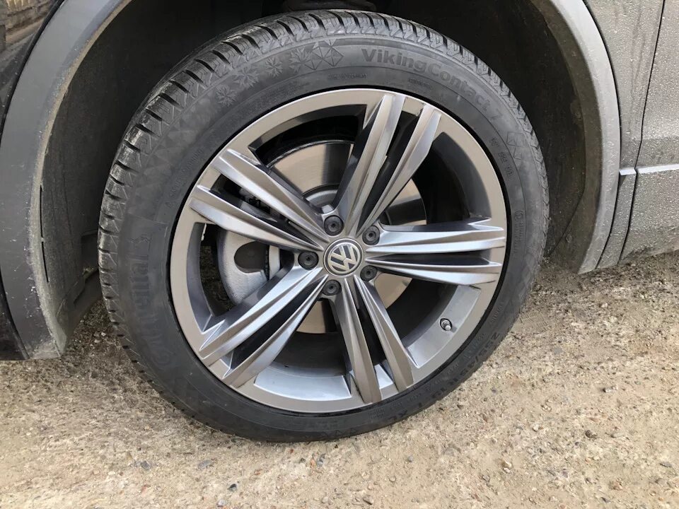 Колеса тигуан купить. 245 45 19 Тигуан. Тигуан 255/50 r19. Штатная марка шин Tiguan 2. 235/50 R19 Tiguan 2.