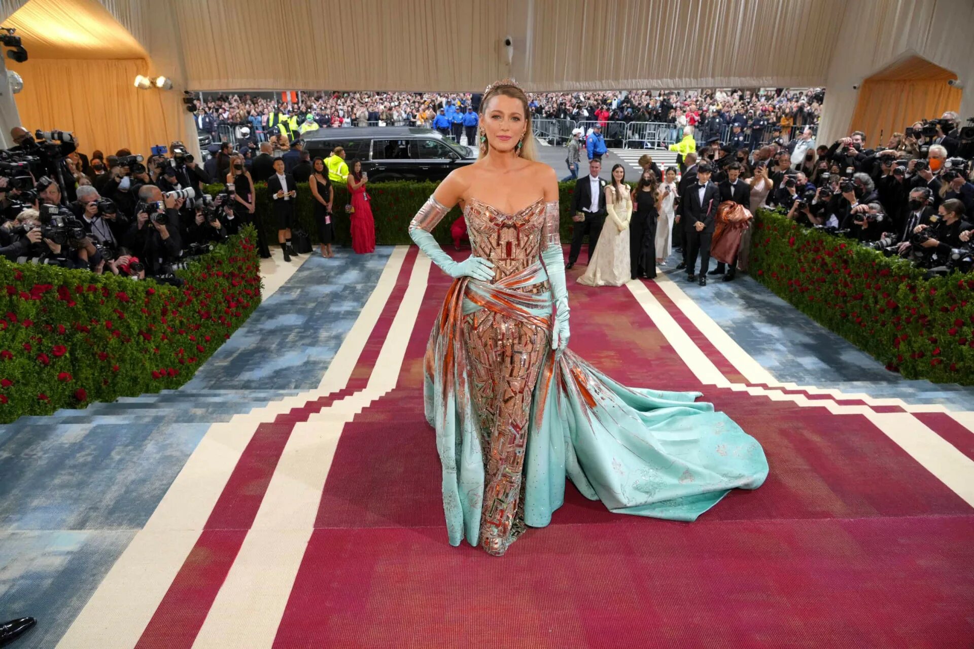 Met Gala 2022 Блейк Лайвли. Платье Блейк Лайвли на мет Гала 2022. Донателла Версаче мет Гала 2022. Блейк Лайвли в Версаче 2022.