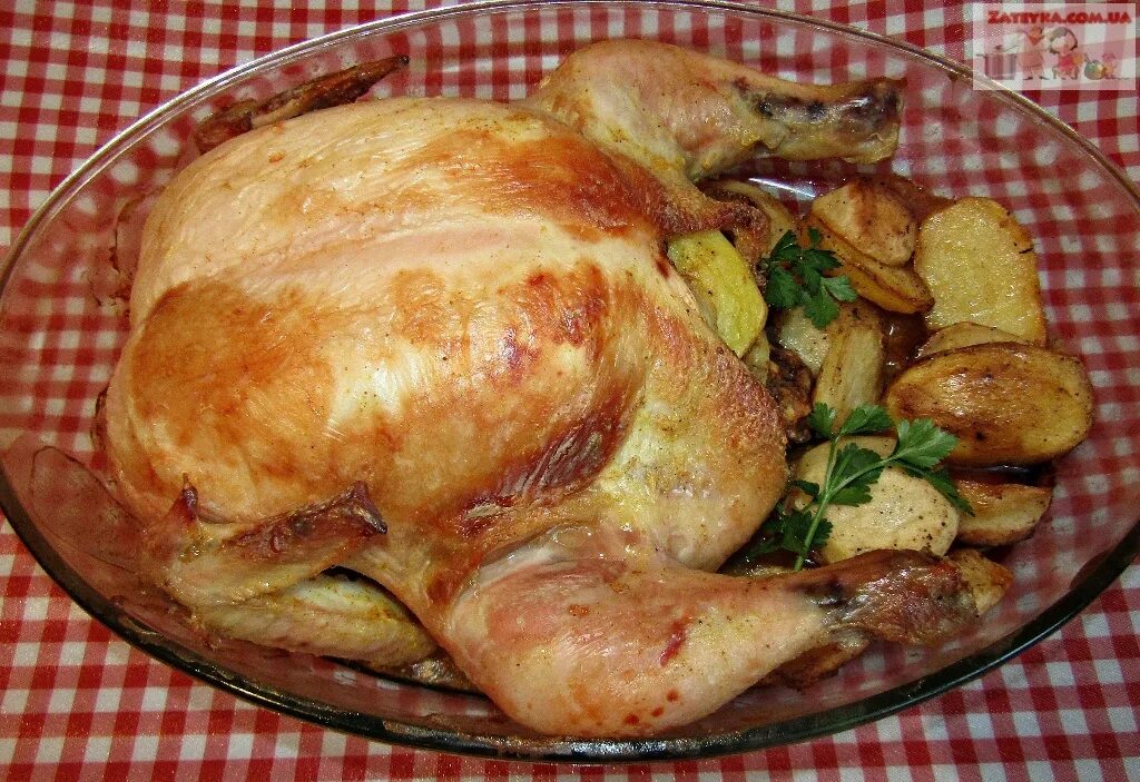 Курица в духовке. Курица с картошкой в духовке. Курица целиком с картошкой. Запеченная курица с картошкой.