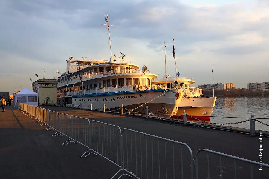 Пассажирский причал. Пристань пассажирских дубна. Пассажирский морвокзал одесса. Пассажирский причал. Пассажирский причал.