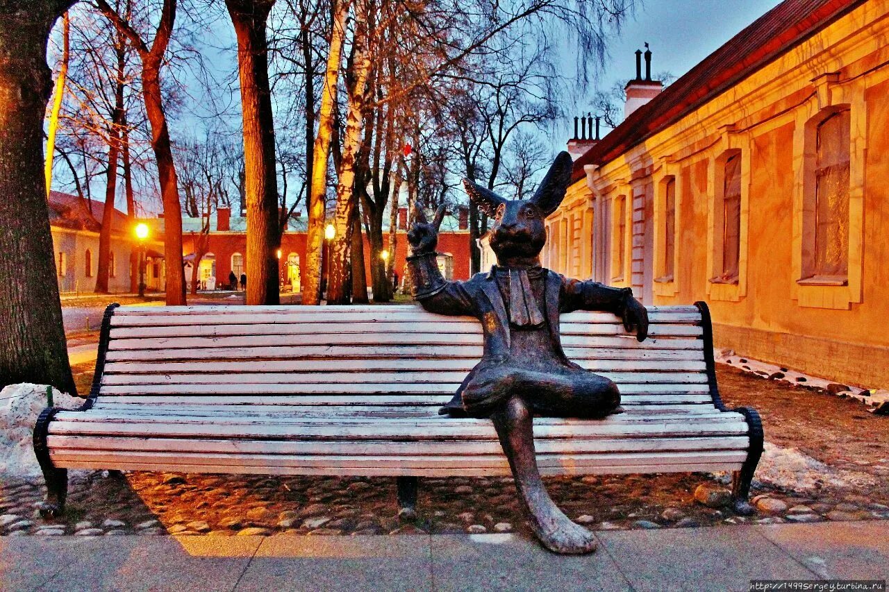 Зайцы в петропавловской крепости в санкт-петербурге. Скамейка петербург. Скамейка петербург. Скамейка петербург. Необычные лавочки.