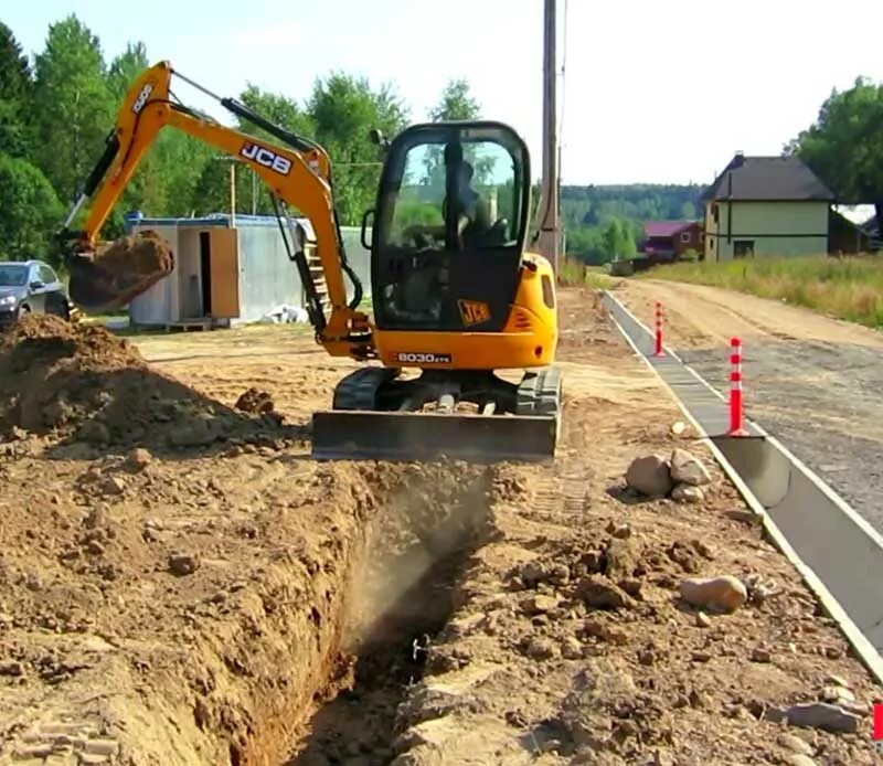 Рытье экскаватором. Мини экскаватор 4т копка траншеи. Экскаватор JCB 4cx копает траншею. Экскаватор Хундай 300 копка котлована. Мини экскаватор с глубиной копания 4 метра.