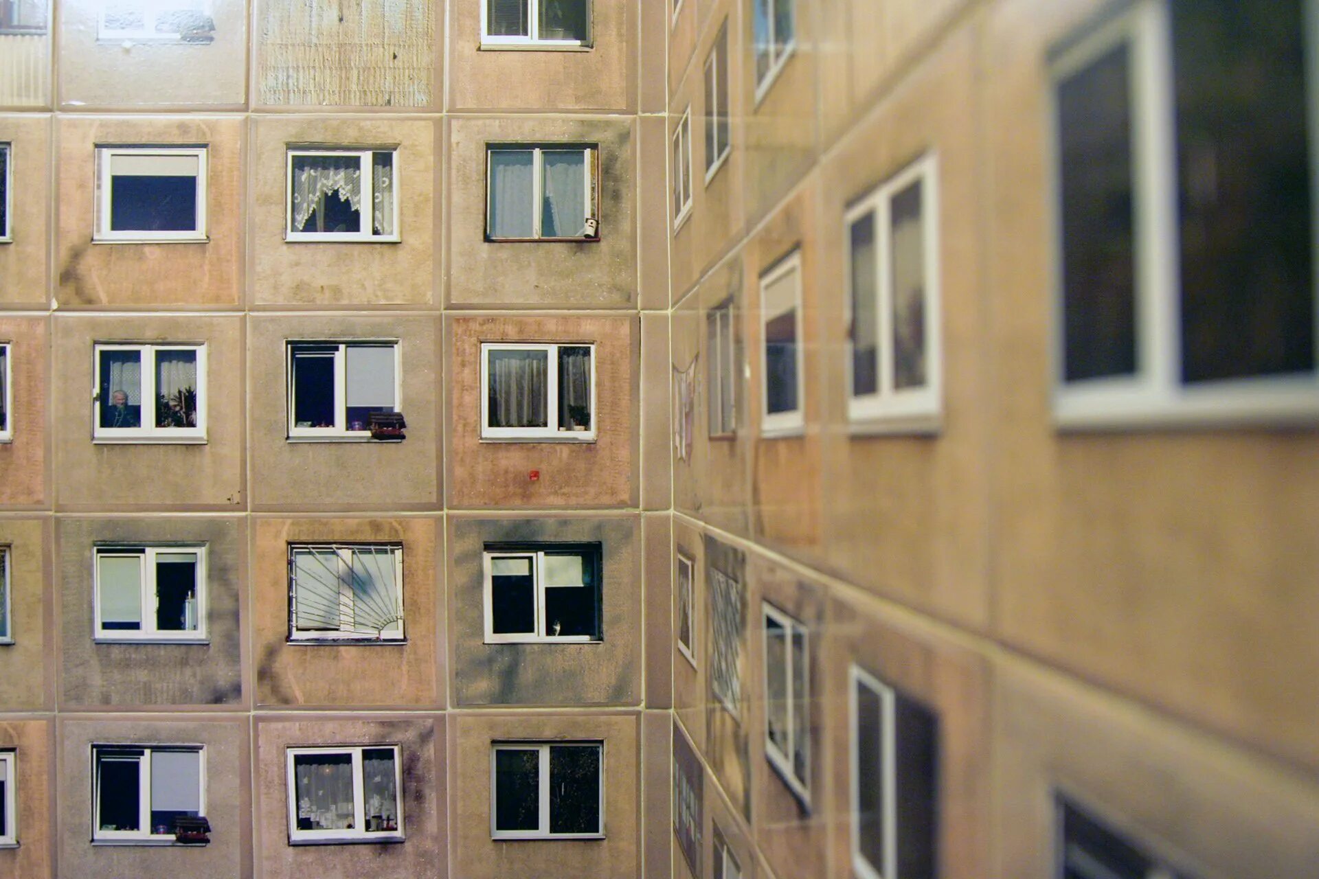 Окна панельных домов. Текстура здания. Стена многоэтажки. Фасад панельного дома. Панельный многоэтажный дом.