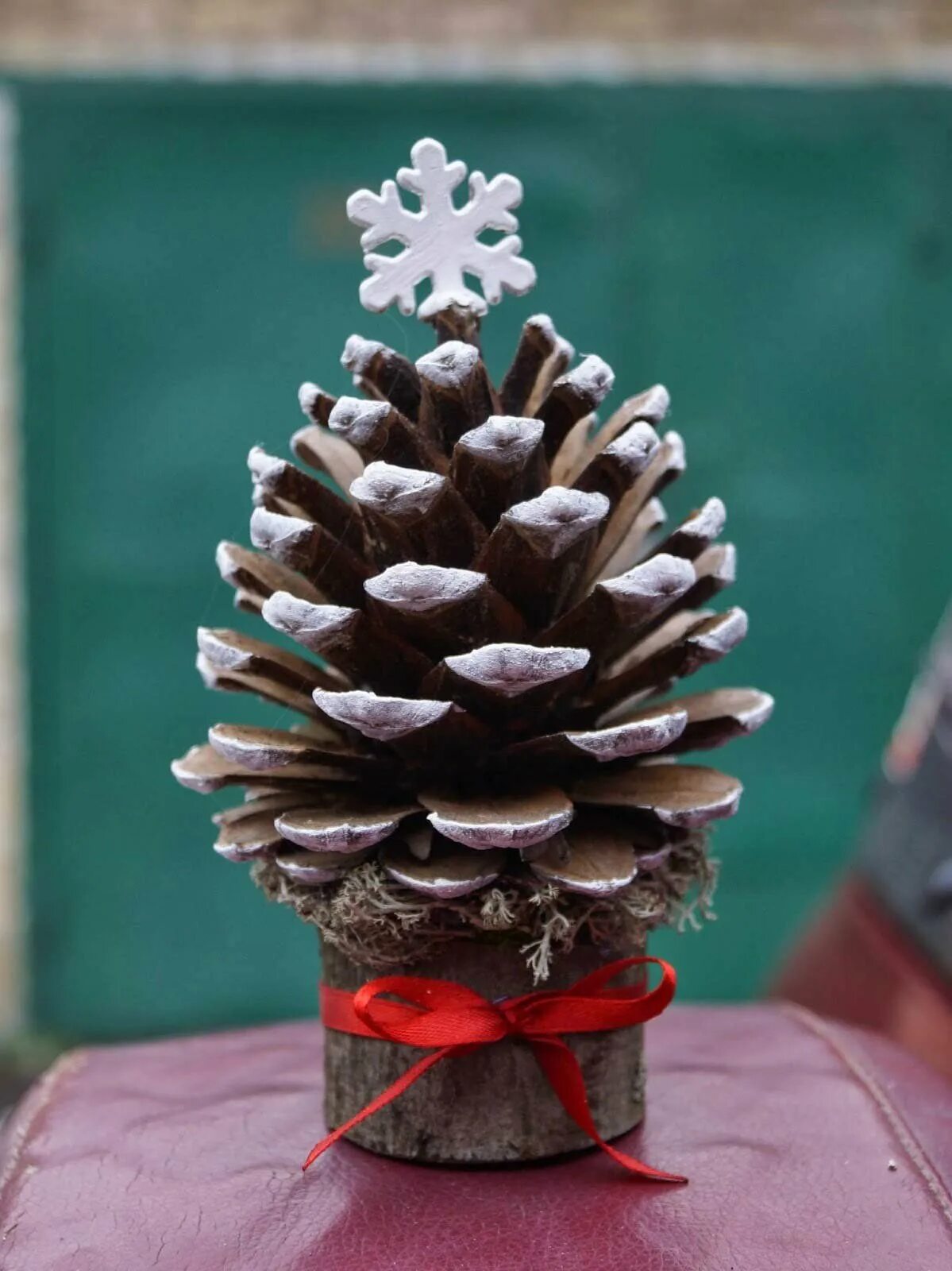 сувениры из шишек. елочка из шишек. елочные игрушки из шишек. изделия из сосновых шишек. подеки из шишек на овый од.