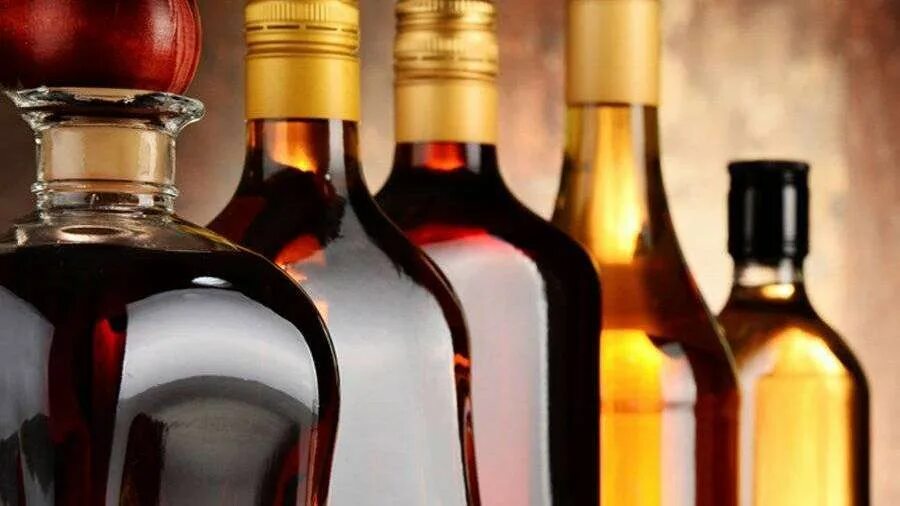 Hennessy xo отличить подделку. Фальсификаты коньяка. Виски оригинал и подделка. Рынок владикавказ алкоголь хеннесси контрафакт рублей. Фальсификация коньяка.