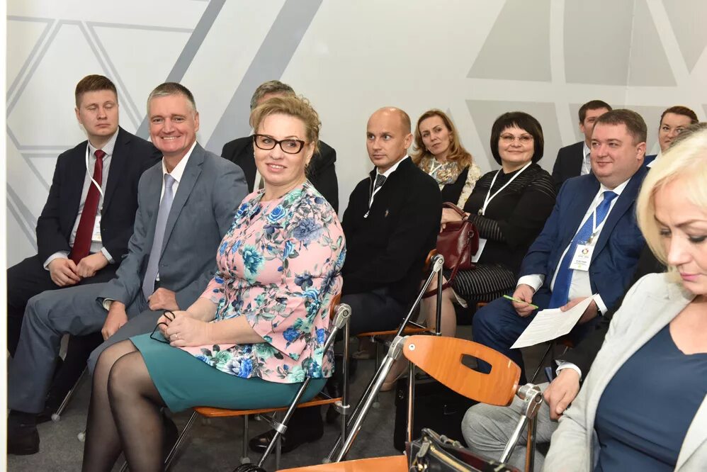 Новости югры сегодня. Аксенова татьяна николаевна белоярский хмао. Дом правительства хмао. Инвестиционная политика югры фото. Награждение государственными наградами.