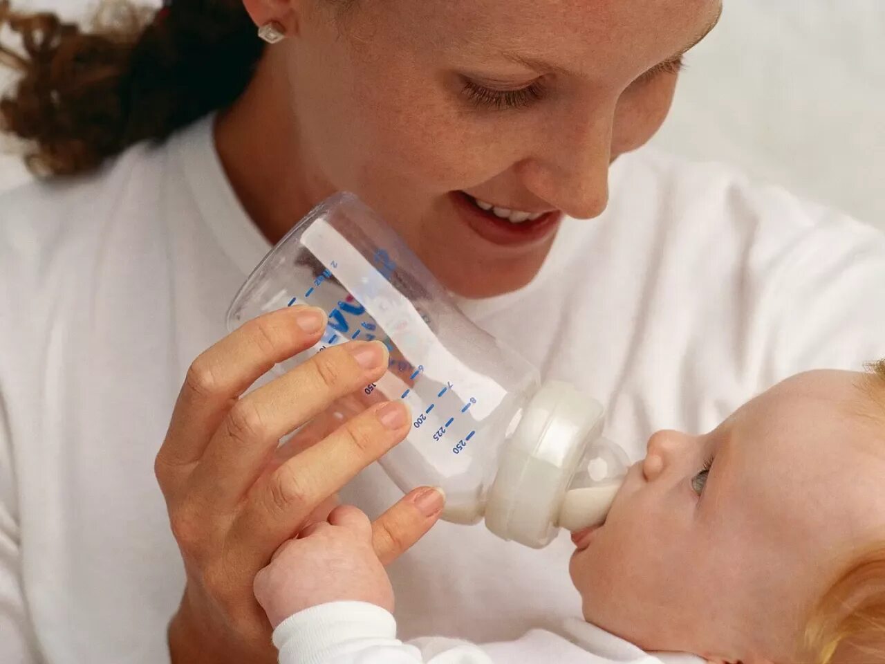 Искусственное вскармливание. Смеси для искусственного вскармливания. Искусственное вскармливание новорожденных. Бутылочка для грудного молока.
