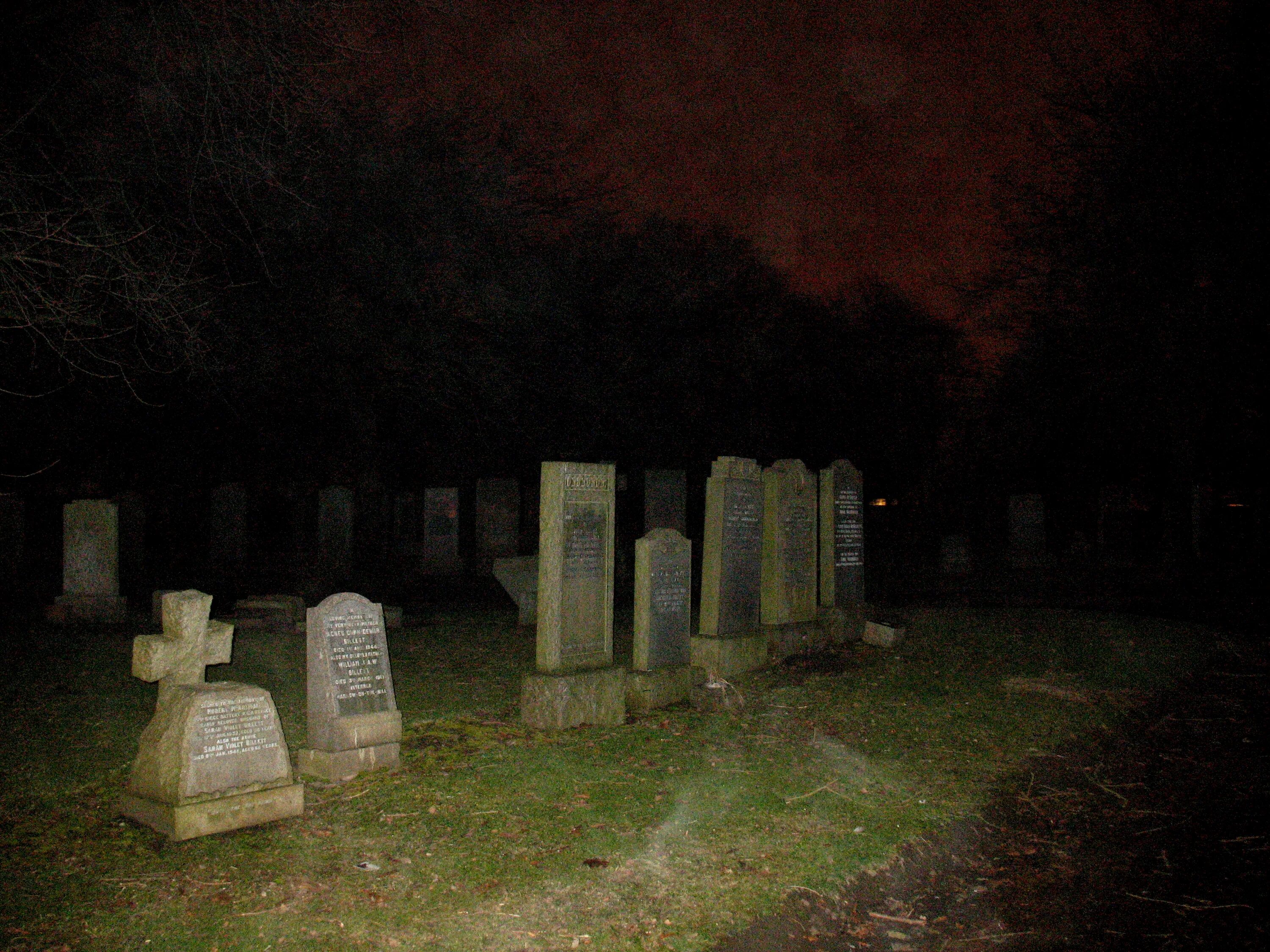 Ночное кладбище. Кладбище ночью.