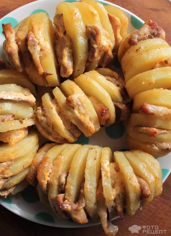 мясо гармошка с картошкой. картошка с беконом в духовке. картошка гармошка с беконом. мясная гармошка с печеным картофелем. картошка гармошка с мясом в духовке.