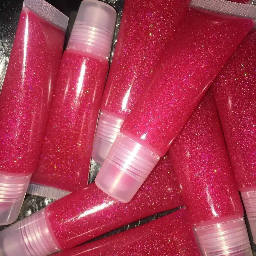 Как выглядит блеск. Glitter gloss gloss блеск для губ. блестящие губы в блеске. блеск для губ с блестками. губы с блеском прозрачным.