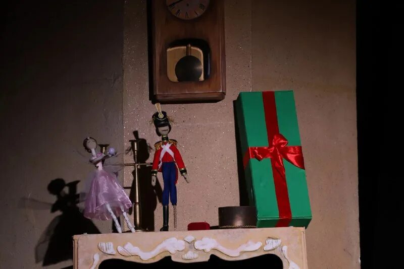 синий предмет в театре. сценография театра кукол для кукольного театра. креативный интерьер. театральные маски и атрибуты.