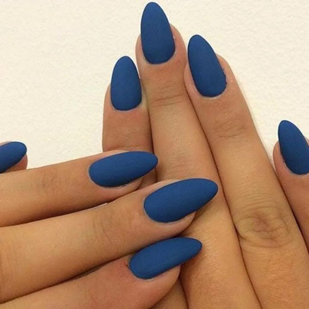 Синие ногти миндаль. Ногти однотонные матовые. Синие ногти. Маникюр однотонный матовый. Синий маникюр однотонный.