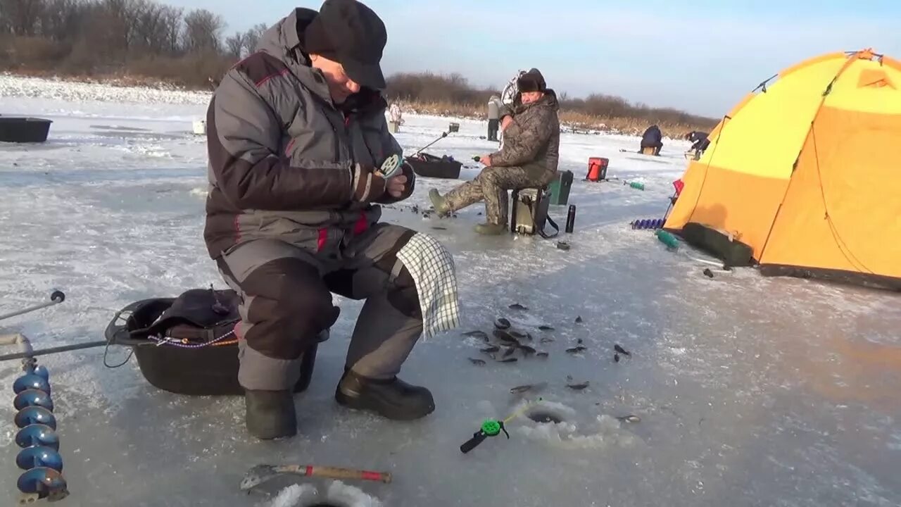 Зимняя ловля видео. Зимняя рыбалка 2020. Зимняя рыбалка в Подмосковье 2021. Зимняя рыбалка 2020г. Зимняя рыбалка в Подмосковье 2020-2021.