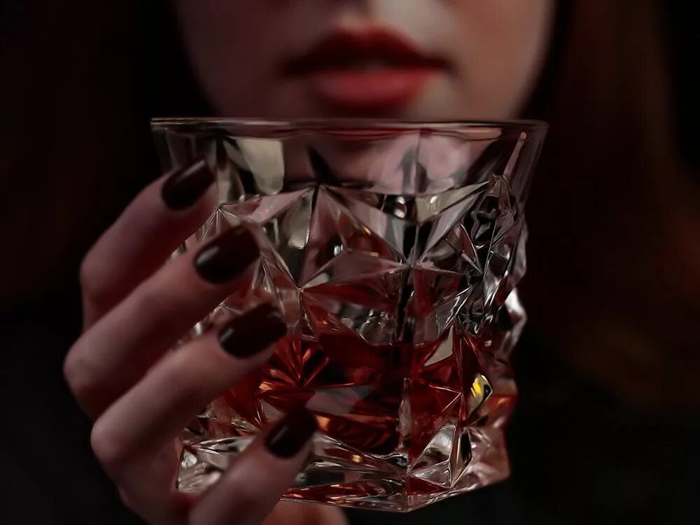 Магия со льдом наших стаканах. Стакан виски в руке. рюмка виски в руке. стакан виски со льдом в руке. бокал виски в женской руке.