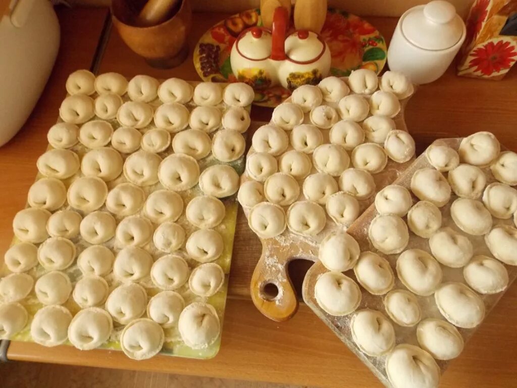 Красивые пельмени ручной лепки. Ручная лепка. Лепка пельменей. Лепка пельменей руками. Налепленные пельмени.