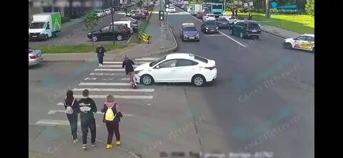 Девушка сбившая на переходе
