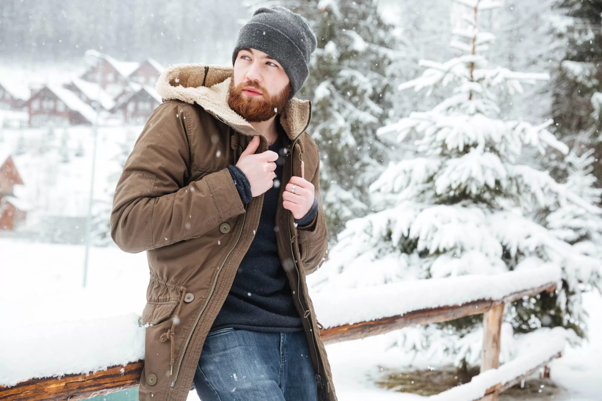 26 февраля мужчина. Зимняя одежда для мужчин. Парень в зимней одежде. Мужчина в зимней куртке. Мужская фотосессия в зимнем лесу.