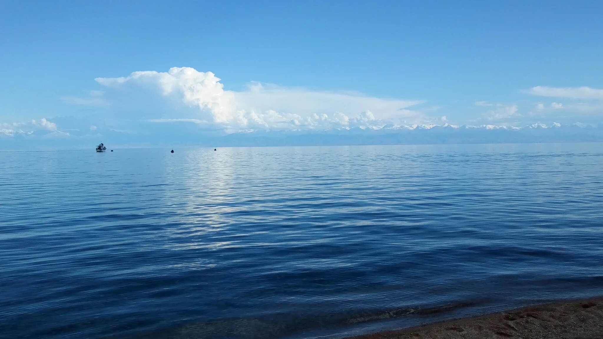 Какая вода в иссык куле. Озеро иссык-куль. озеро ысык кол иссык-куль. озеро иссык-куль бостери. озеро иссык-куль вид сверху.