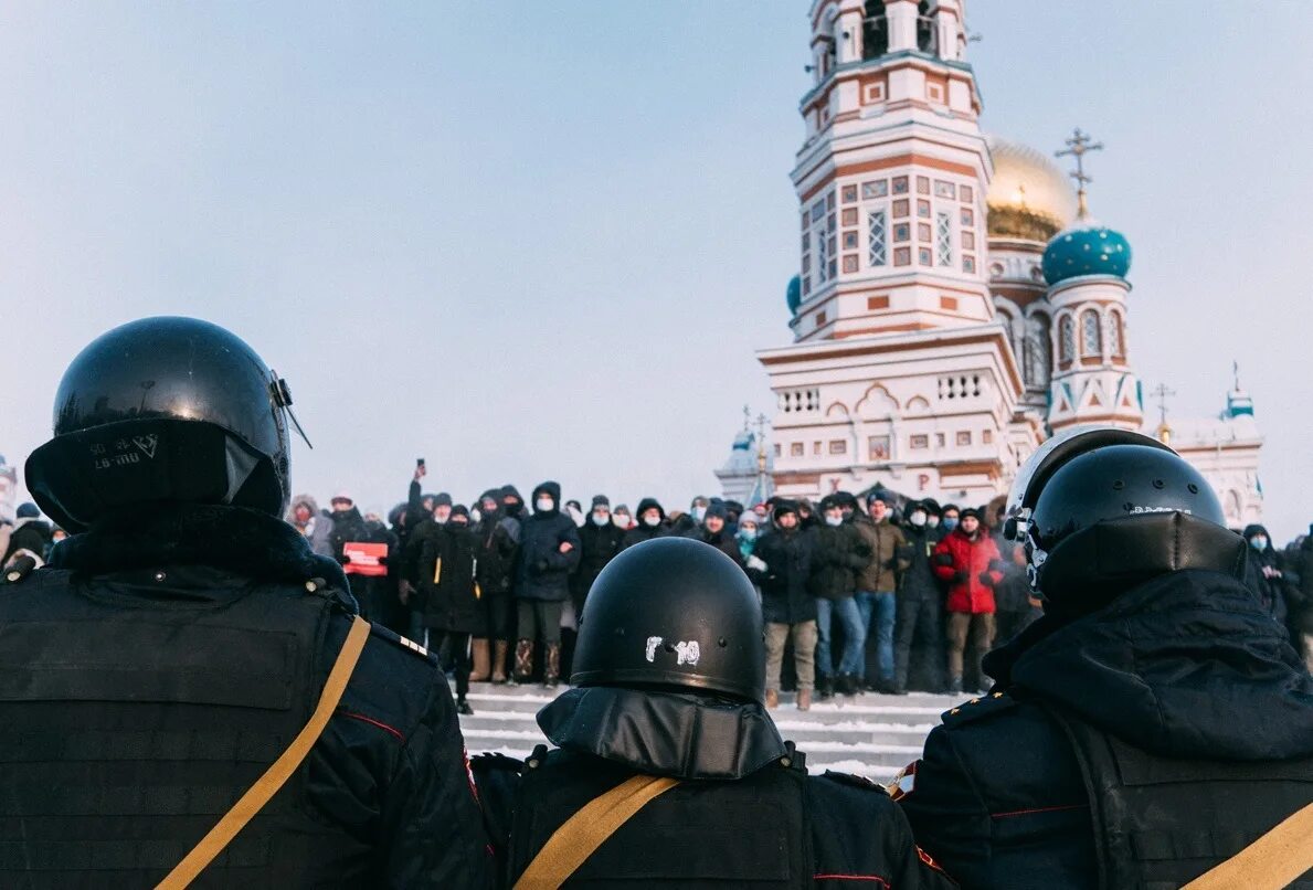 Митинг в Омске. Навальный в Омске митинг. Полиция на митинге Омск. Митинг Омск 23 сентября. Как проходят митинги