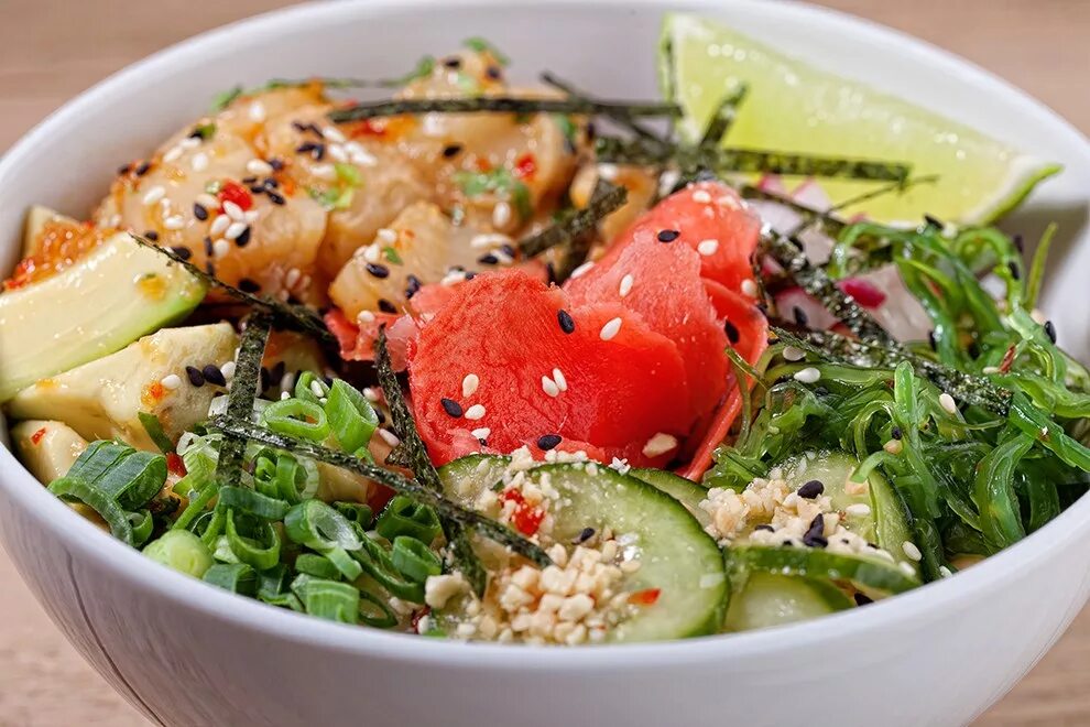 Поки еда. Поке боул еда. Поке боул. Гавайская кухня поке боул. Поке.