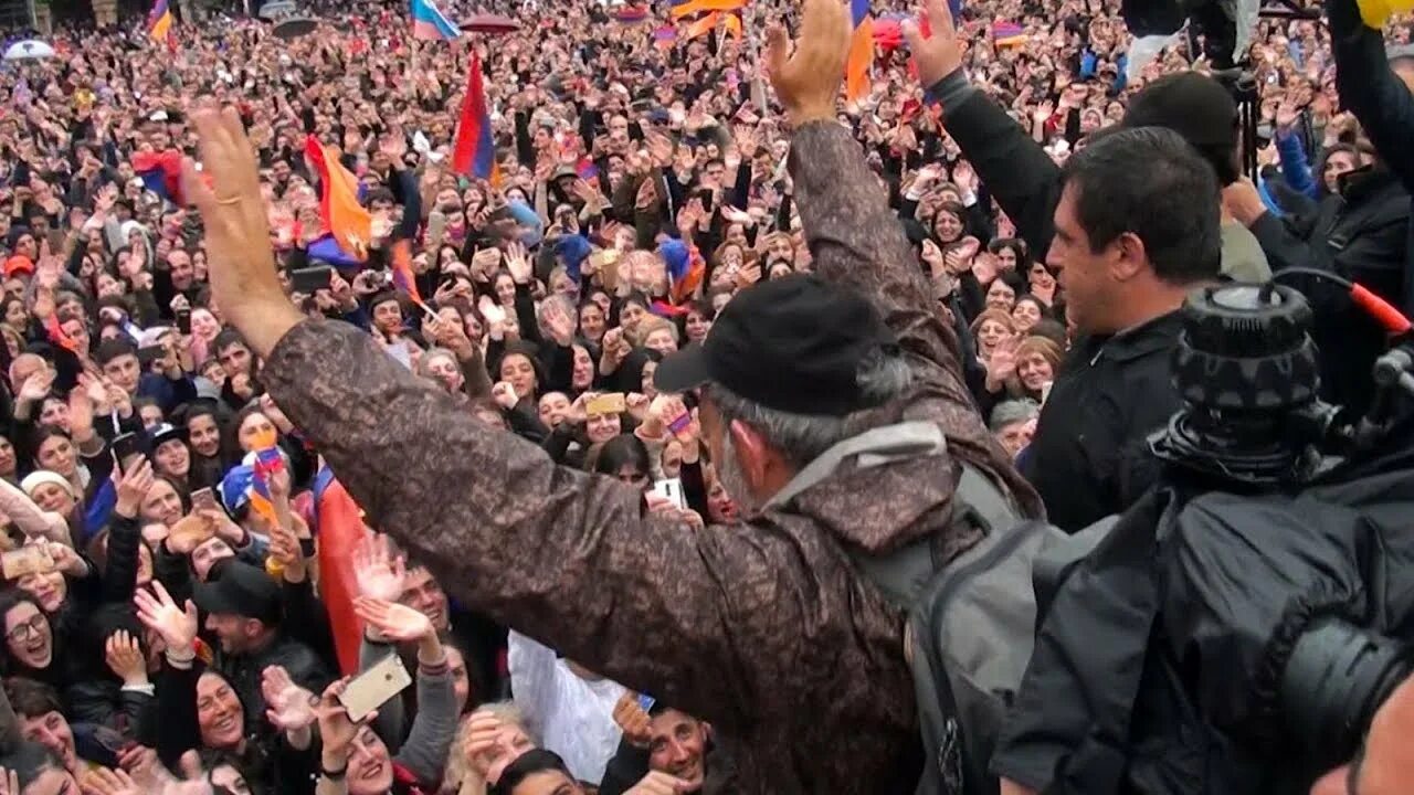 Жизнь в армении. Толпа из армении. 1tv армения 2018. кучка армян.