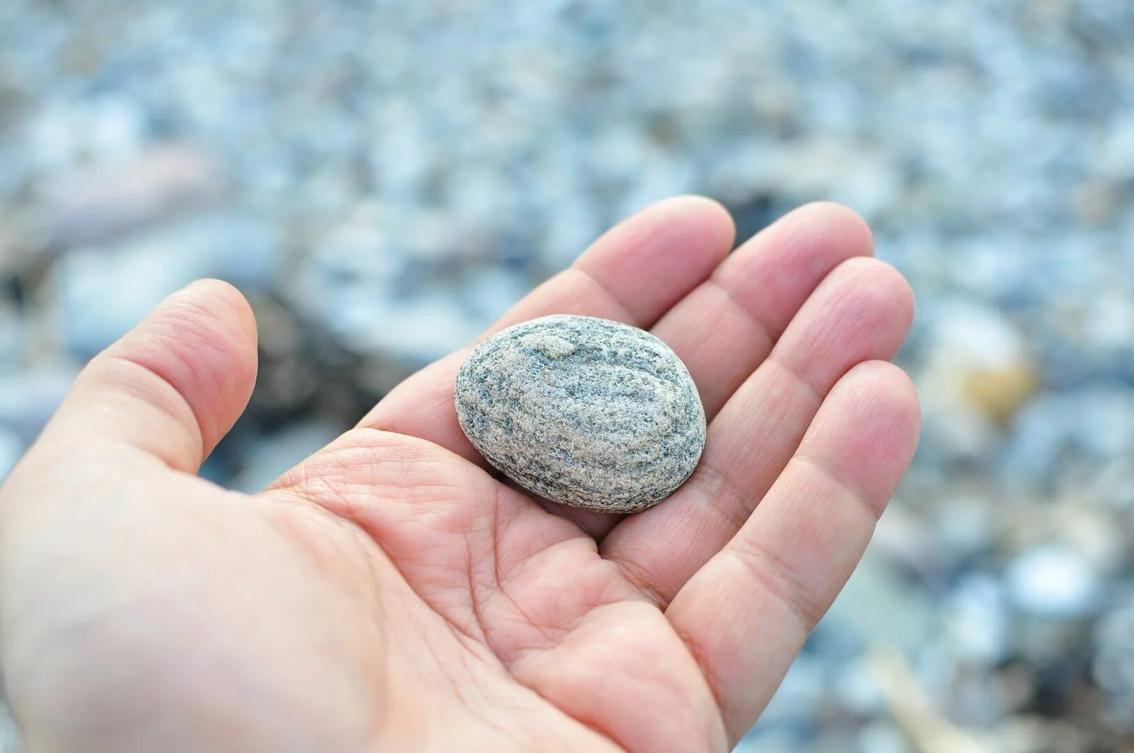 Small stones. Маленький камень. Маленький камушек. Маленькие камни круглые. Камень в руке.