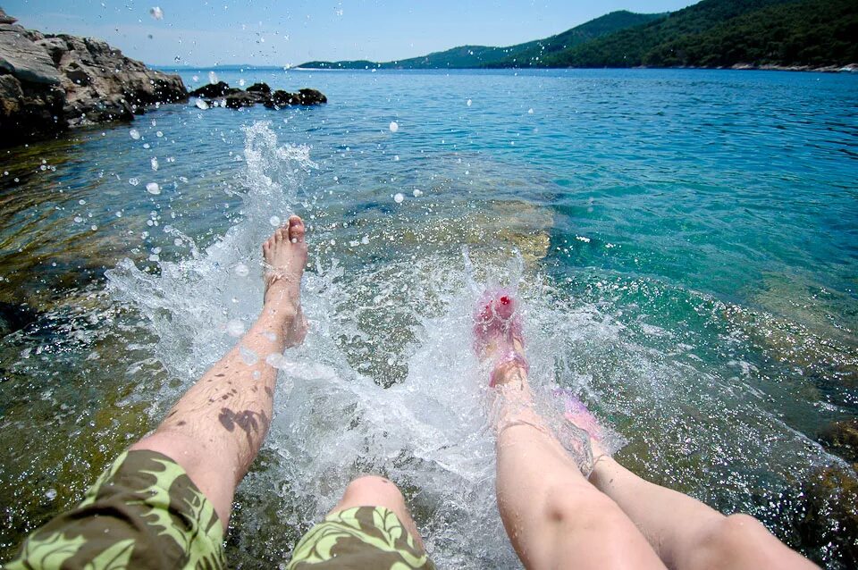 Путешествующие ноги. Ноги на пляже. Ноги в море. Ноги в воде. Море ноги пляж.