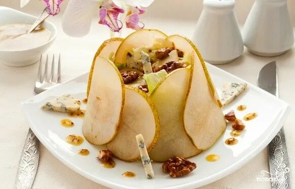 Груша запеченная с дор блю. Груша с сыром дор. Груши с сыром с плесенью в духовке. Канапе груша горгонзола. Груша дор блю.