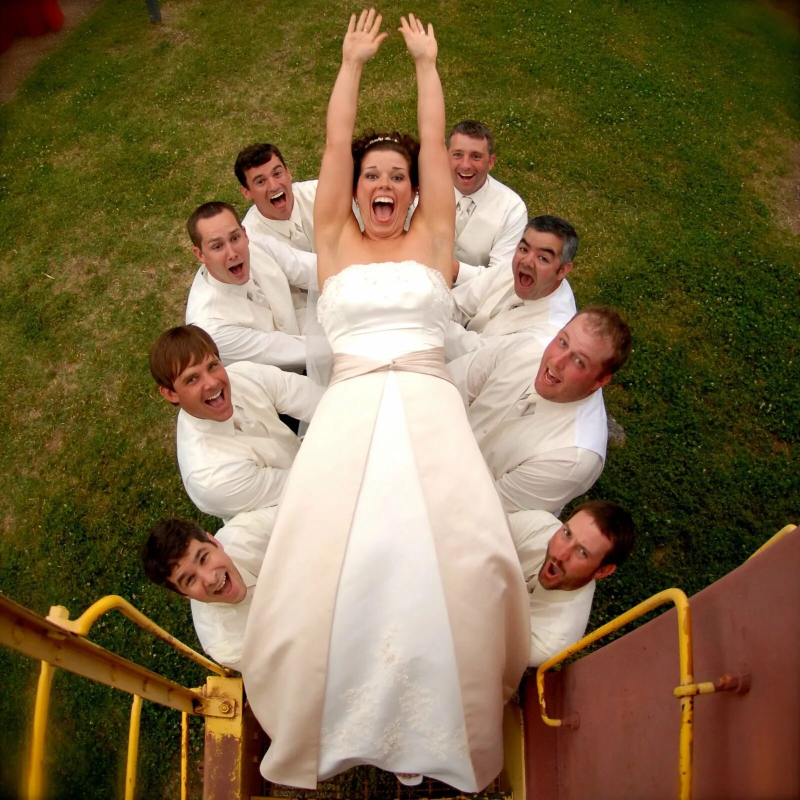 Жених на свадьбе показал видео. Свадьба невеста. Девушка рожает на свадьбе. Свадьба прикол. Женщины на свадьбе.