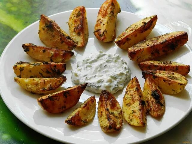 картошка по деревенски в аэрогриле. картошка по деревенски в аэрогриле рецепт. картошка в жаровне. Cooked potatoes. картофель по деревенски в аэрогриле.