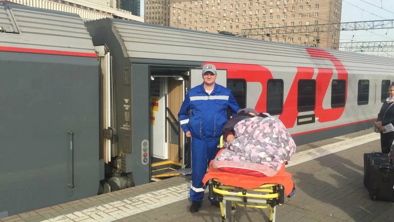 перевозка больных на жд вокзал. вагон для инвалидов в поезде. доставка больного на жд вокзале. перевозка лежачих больных. вагон для инвалидов лежачих больных.