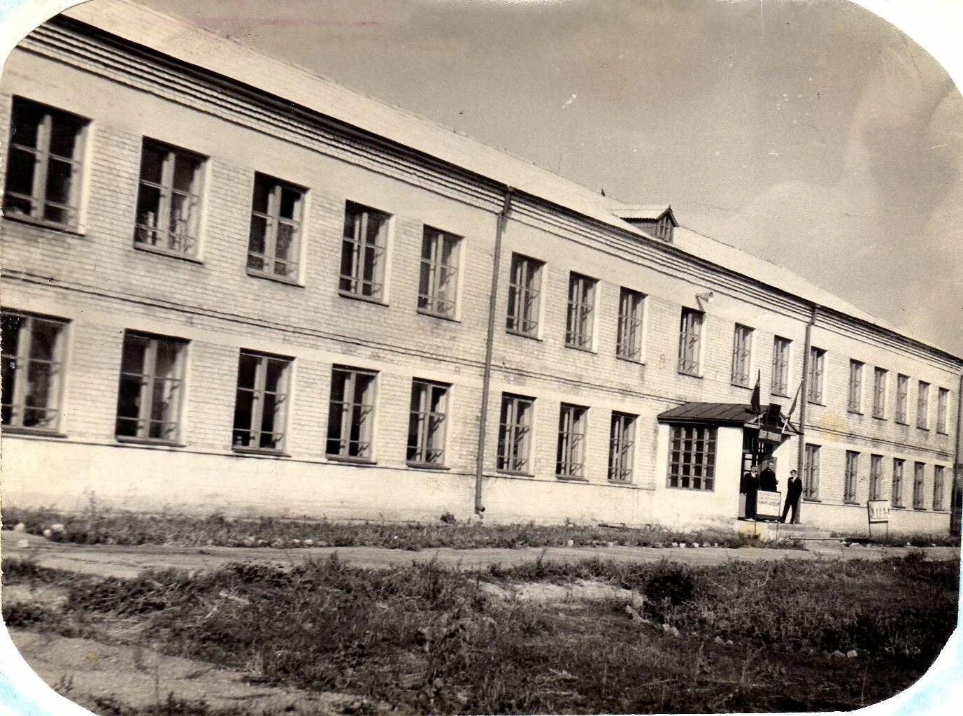 Старое здание школы. Старинная школа. Старое здание школы в деревне. Самая Старая школа. Интернат раньше