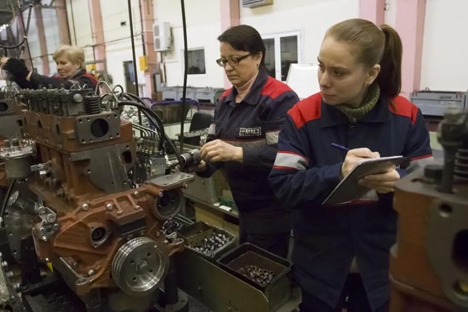 Контролер ОТК. Контролер отдела технического контроля. Контролер ОТК Машиностроение. Контролер на заводе.