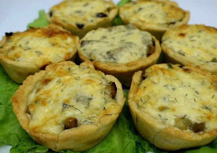 Курица с сыром и грибами как называется. Киш корзинка. мини киш с курицей и грибами. киш с курицей и грибами рецепты. открытые пирожки с курицей и грибами.