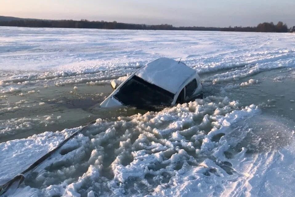 Машина ушла под лед. Машина провалилась под лед. Автомобиль провалился под лед. Красная машина провалилась. Автомобиль ушел под лед.