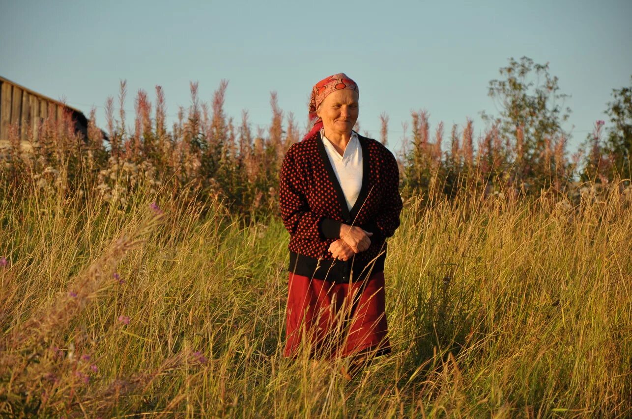 Бабуля баба лида. Баба лида. Баба лида. Старуха в платке. Пежма архангельская область боровинка.